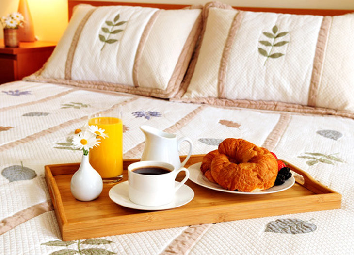 photodune-201230-breakfast-on-a-bed-in-a-hotel-room-LARGER3